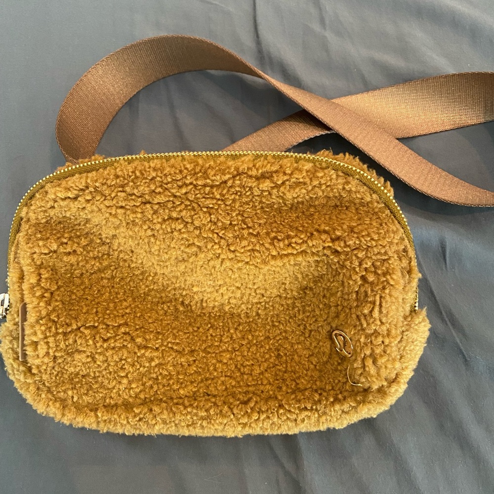 Lululemon everywhere belt bag